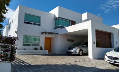 Preciosa Casa en Villas del Mesón, Para Inversionista, de LUJO y Oportunidad !!