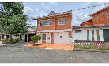 Casa con 3 Apartamentos San Antonio de Pereira