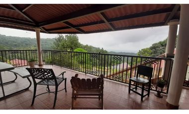 CASA EN CERRO AZUL, LAS VISTAS EN  2.500M2 DE TERRENO