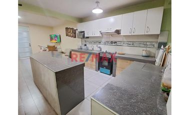 Ocasion! Venta! Casa De 3 Pisos Con Entradas Independientes En Wiesse - Sjl