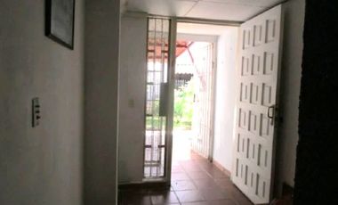 Venta Acogedora Casa de Tres Pisos en Zona Céntrica 170  Mts2