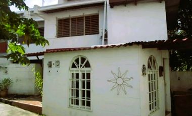 Venta Acogedora Casa de Tres Pisos en Zona Céntrica 170  Mts2