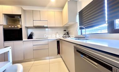 Departamento con patio de 4 dorm. Venta en La Reina
