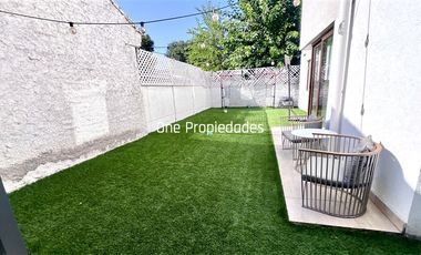 Departamento con patio de 4 dorm. Venta en La Reina