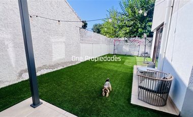 Departamento con patio de 4 dorm. Venta en La Reina