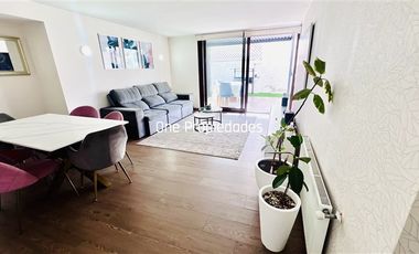 Departamento con patio de 4 dorm. Venta en La Reina
