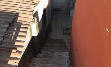 Venta casa en esquina. A Reaccionar. Lote de 11x17,37. Con dos Garajes, Patio Y Terraza. Oportunidad