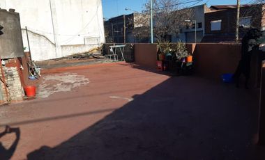 Venta casa en esquina. A Reaccionar. Lote de 11x17,37. Con dos Garajes, Patio Y Terraza. Oportunidad