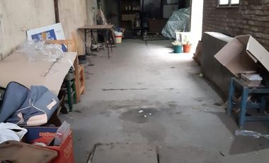 Venta casa en esquina. A Reaccionar. Lote de 11x17,37. Con dos Garajes, Patio Y Terraza. Oportunidad