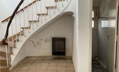 Casa 5 ambientes con cochera a reciclar