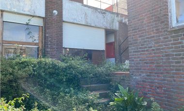 Casa 5 ambientes con cochera a reciclar