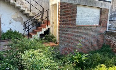 Casa 5 ambientes con cochera a reciclar