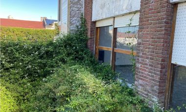 Casa 5 ambientes con cochera a reciclar