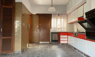 Casa 5 ambientes con cochera a reciclar