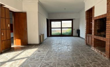 Casa 5 ambientes con cochera a reciclar