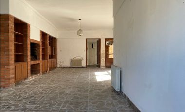 Casa 5 ambientes con cochera a reciclar