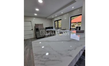 Oportunidad! Se Vende bella Casa en Coronado con Piscina