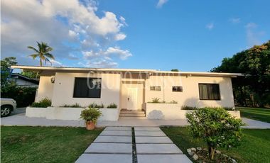 Oportunidad! Se Vende bella Casa en Coronado con Piscina