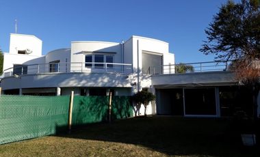 ALQUILER EXCLUSIVA CASA DE 3 DORMITORIOS LOS CIELOS VALLE ESCONDIDO