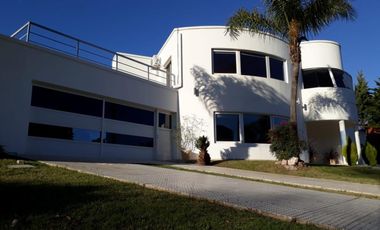 ALQUILER EXCLUSIVA CASA DE 3 DORMITORIOS LOS CIELOS VALLE ESCONDIDO