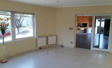 ALQUILER EXCLUSIVA CASA DE 3 DORMITORIOS LOS CIELOS VALLE ESCONDIDO