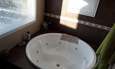 ALQUILER EXCLUSIVA CASA DE 3 DORMITORIOS LOS CIELOS VALLE ESCONDIDO