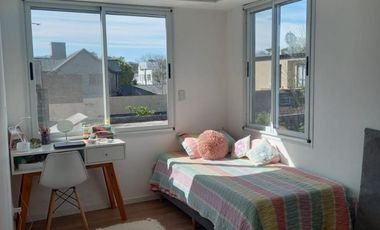 CASA DE PASILLO. ROSARIO AL 400. 2 PLANTAS. JARDÍN. COCHERA. BARRIO PARAÍSO. BAIGORRIA. IMPECABLE ESTADO