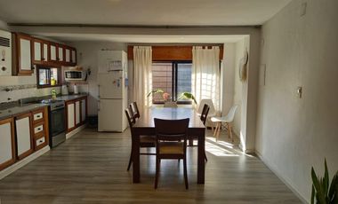 CASA DE PASILLO. ROSARIO AL 400. 2 PLANTAS. JARDÍN. COCHERA. BARRIO PARAÍSO. BAIGORRIA. IMPECABLE ESTADO