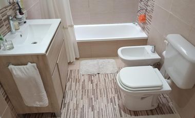 CASA DE PASILLO. ROSARIO AL 400. 2 PLANTAS. JARDÍN. COCHERA. BARRIO PARAÍSO. BAIGORRIA. IMPECABLE ESTADO