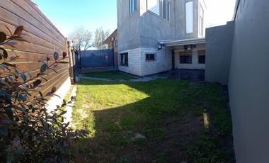 CASA DE PASILLO. ROSARIO AL 400. 2 PLANTAS. JARDÍN. COCHERA. BARRIO PARAÍSO. BAIGORRIA. IMPECABLE ESTADO