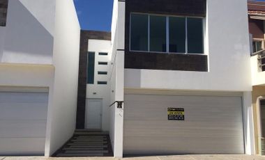 Venta y Renta de Casa con 3 habitaciones en calle Saturnino Hernán, Fracc. Paraíso, Coatzacoalcos, Ver.