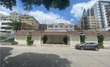 LOS OLIVOS Av Leopoldo Carrera edificio en corredor comercialr
