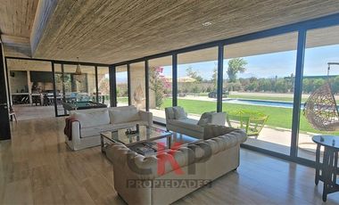 Casa en venta de 5 dorm. en Colina