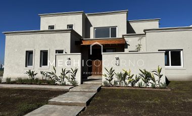 Casa en venta de 4 dormitorios a la laguna en Santa Ana, Villa Nueva