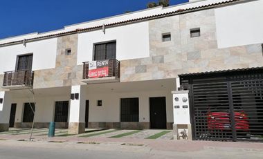 Casa en RENTA en Bosques del Dorado, 3 recámaras, sala de tv, roof garden, estrena!