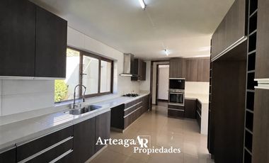 Casa en arriendo cond.Casas Hacienda, Chicureo Oriente,5 dor
