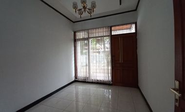Rumah taman luas dekat setrasari mall