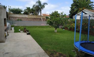 Chalet 3 amb. con dependencia, parque y pileta