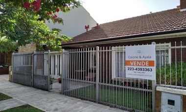 Chalet 3 amb. con dependencia, parque y pileta