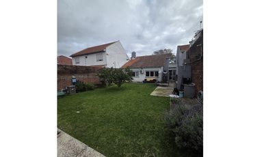 Chalet 3 amb. con dependencia, parque y pileta