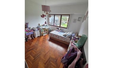 Chalet 3 amb. con dependencia, parque y pileta