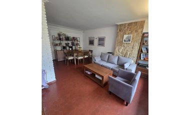 Chalet 3 amb. con dependencia, parque y pileta