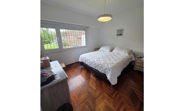 Chalet 3 amb. con dependencia, parque y pileta