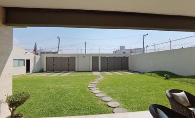 HERMOSA CASA CON ACABADOS EN MARMOL, CON BUNGALOW ANEXO