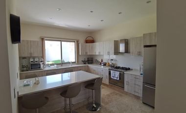 HERMOSA CASA CON ACABADOS EN MARMOL, CON BUNGALOW ANEXO
