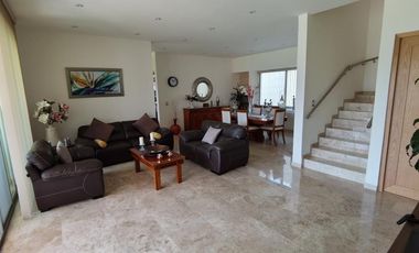 HERMOSA CASA CON ACABADOS EN MARMOL, CON BUNGALOW ANEXO