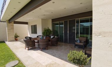 HERMOSA CASA CON ACABADOS EN MARMOL, CON BUNGALOW ANEXO