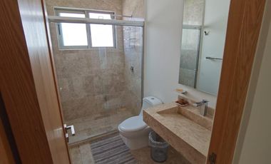 HERMOSA CASA CON ACABADOS EN MARMOL, CON BUNGALOW ANEXO