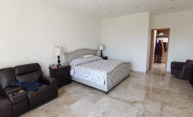 HERMOSA CASA CON ACABADOS EN MARMOL, CON BUNGALOW ANEXO