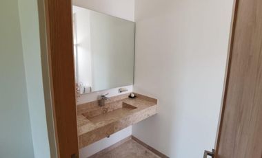 HERMOSA CASA CON ACABADOS EN MARMOL, CON BUNGALOW ANEXO